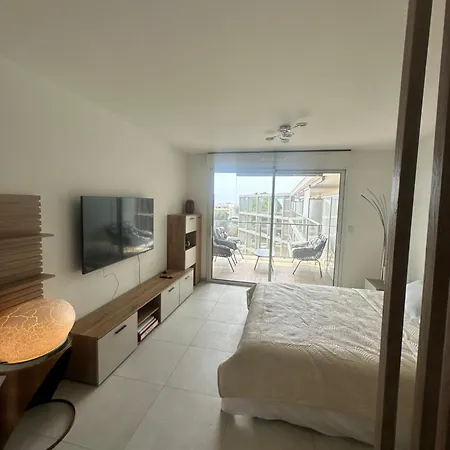 En Bord De Avec Piscine Sur Le Toit Apartmán